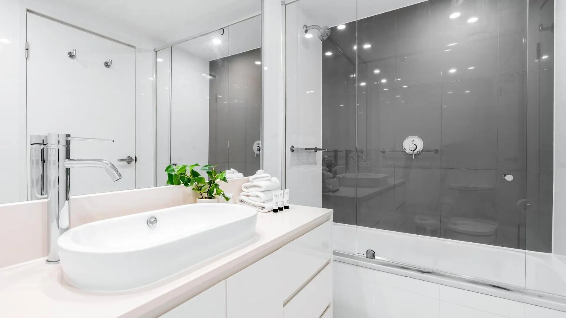 H Residences - Ocean View - Self Contained & Privately Managed Apartment - Wow Stay Gold Coast Lejlighedshotel